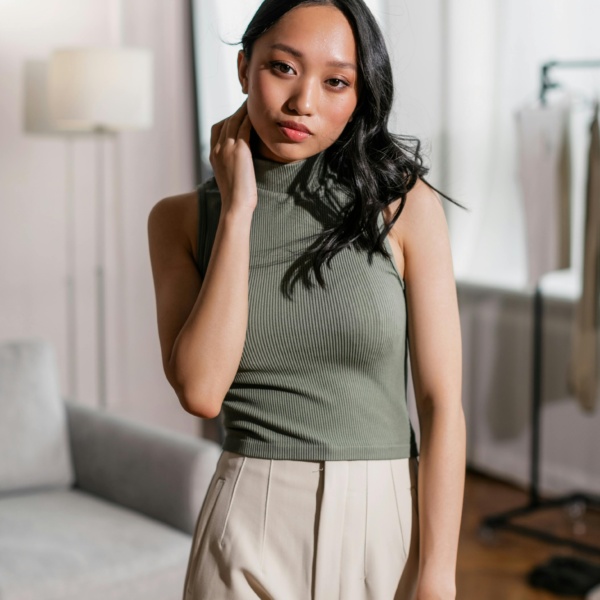 Top Verde a Collo Alto – Aderente e Minimal