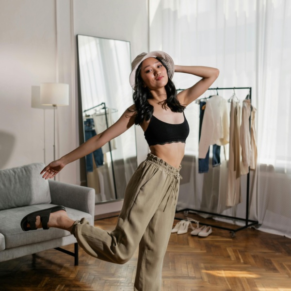 Top Nero Corto – Minimal e Versatile per Look Moderni