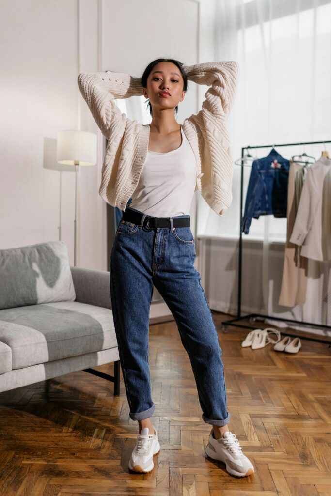 Cardigan a Maglia Bianco con Top e Jeans a Vita Alta – Stile Casual Chic