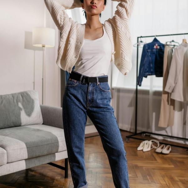 Cardigan a Maglia Bianco con Top e Jeans a Vita Alta – Stile Casual Chic