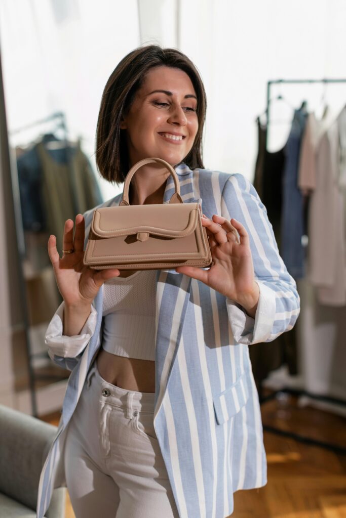Borsa Rigida Beige con Manico – Eleganza Minimal per Ogni Outfit