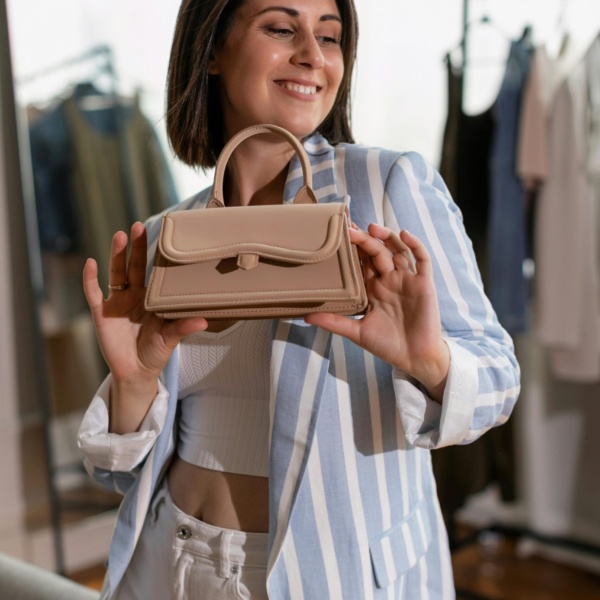 Borsa Rigida Beige con Manico – Eleganza Minimal per Ogni Outfit