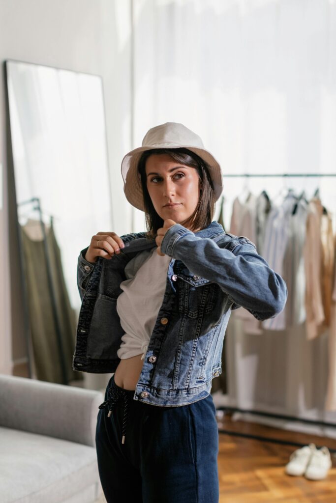 Giacca in Denim Unisex con T‑Shirt Annodata – Look Casual e Versatile