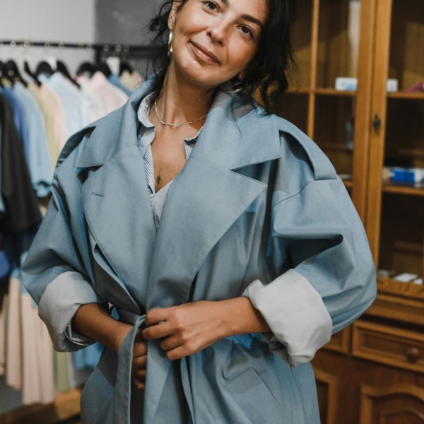 Trench Azzurro Chiaro – Elegante, Leggero e Versatile