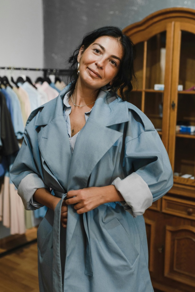 Trench Azzurro Chiaro – Elegante, Leggero e Versatile