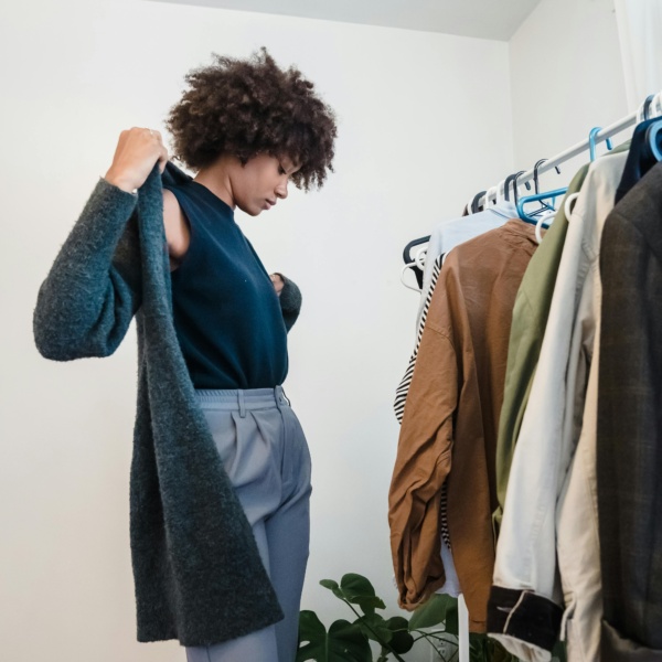 Cardigan Grigio Scuro – Morbido e Perfetto per Layering