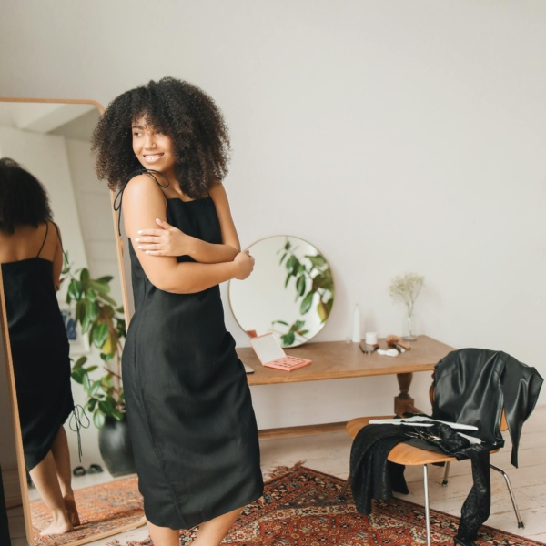 Vestito Nero Senza Maniche – Elegante e Minimal