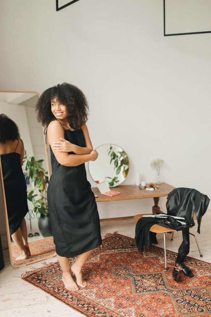 Vestito Nero Senza Maniche – Elegante e Minimal